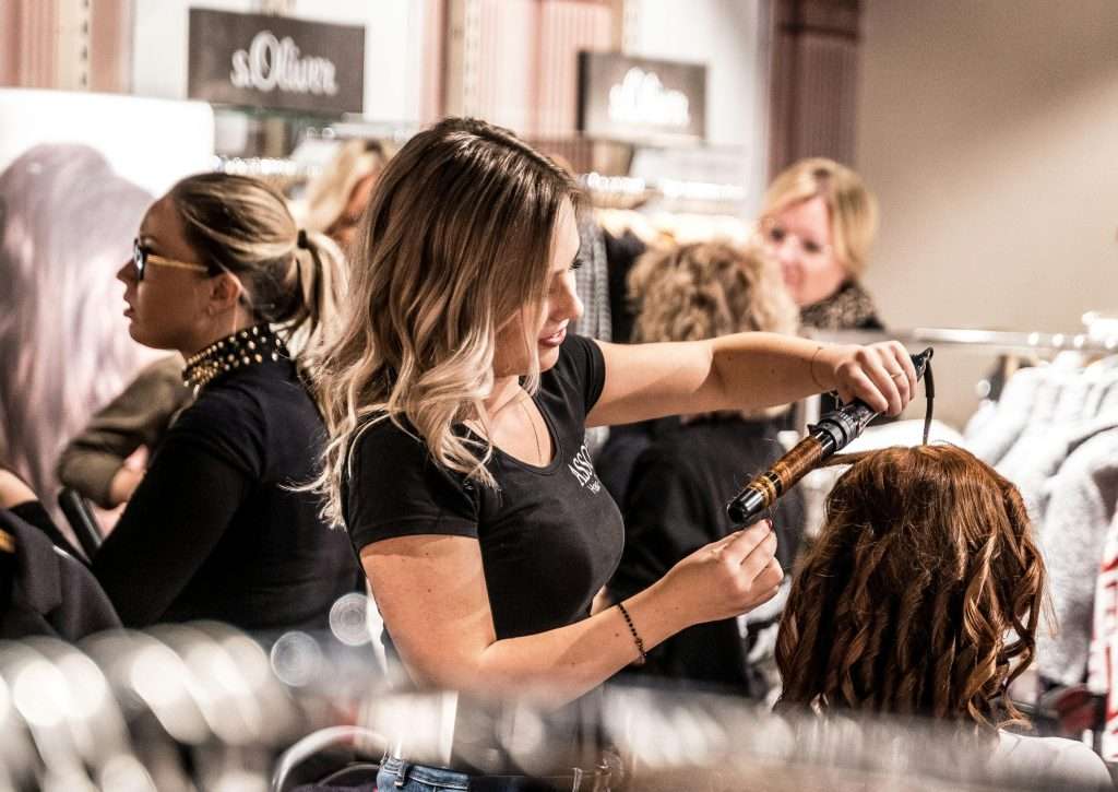 How HairColorGPT Helps Hairdressers Save Time in Color Decisions